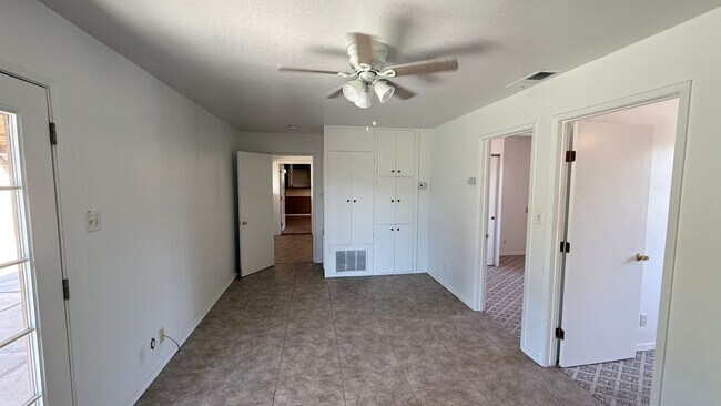 Building Photo - ***JUST REDUCED!!!*** 5-Bedroom Family Home with Large Yard & Prime Location in Visalia