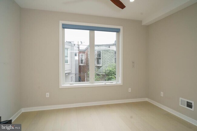 Building Photo - 1449 N Myrtlewood St