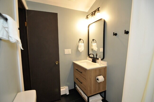 Building Photo - 3 bedroom condo in Wildernest available June 1st!
