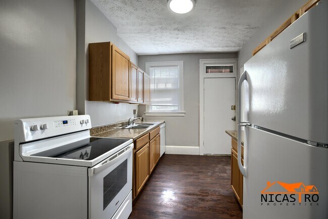 Building Photo - 2070 Indianola Ave