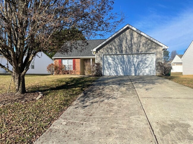 Building Photo - Must see this Adorable 3 bedroom 2 bath 2 garage home . Located in the Reedy Creek Plantation