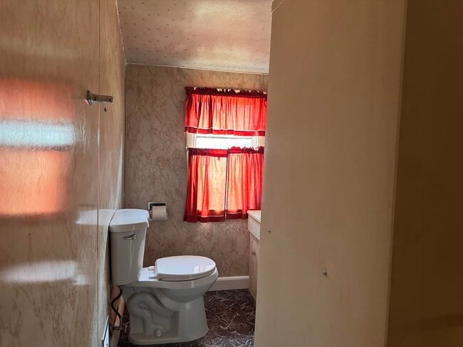 Building Photo - 814 Brattleboro Rd