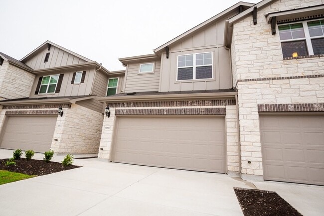 Building Photo - Welcoming 3BD/2.5BA Rental with Walk-In Cl...