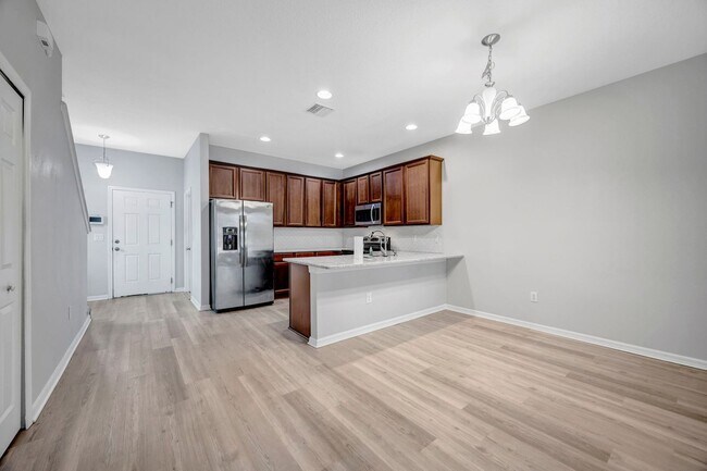 Building Photo - 3 Bedroom 2 Bathroom Townhouse