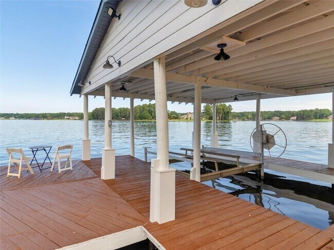 Building Photo - 3258 S Bay Dr