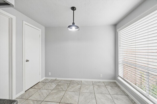 Building Photo - 2110 Gray Falls Dr