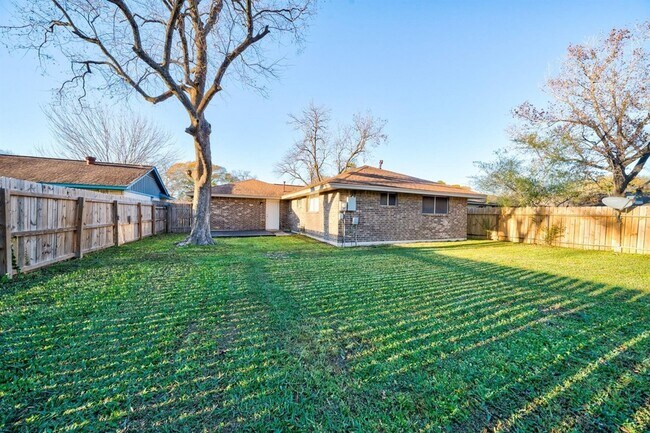 Building Photo - 6331 Oaknut Dr