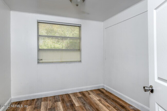 Building Photo - 1265 W 26th St