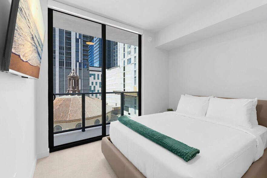 Building Photo - 501 NE 1st Ave