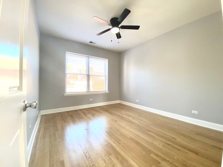 Building Photo - 1010 W Sunnyside Ave