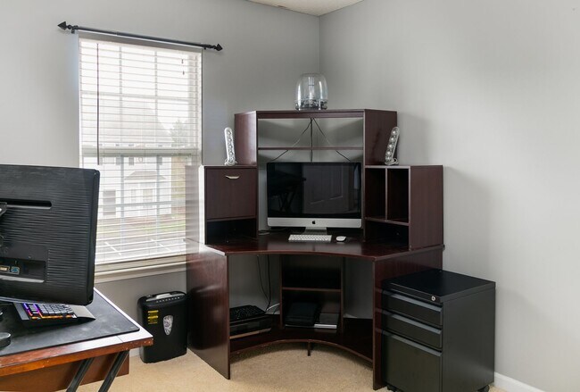 Building Photo - Spacious, well-kept 3 bedroom N Raleigh townhome with fenced back area!