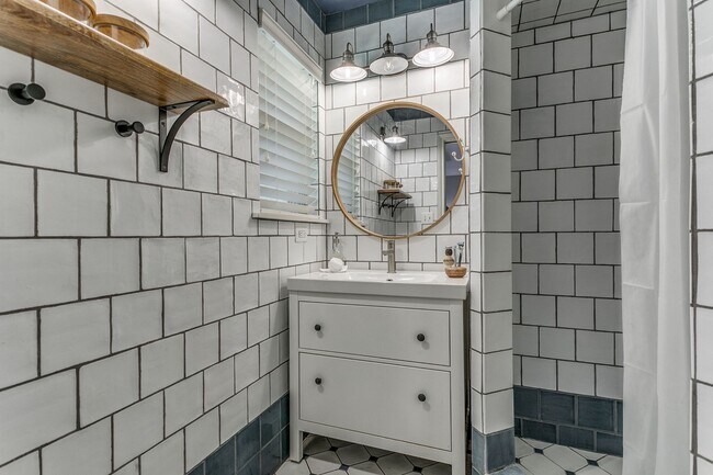 Building Photo - RENOVATED 3-BEDROOM IN NORTHWOOD