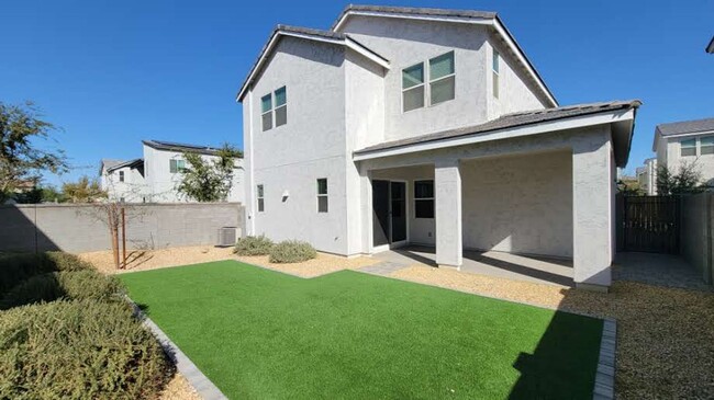 Building Photo - Like new home in convenient Goodyear locat...