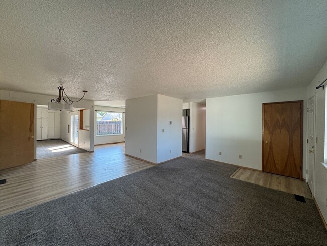 Building Photo - 6808 Clinton Way