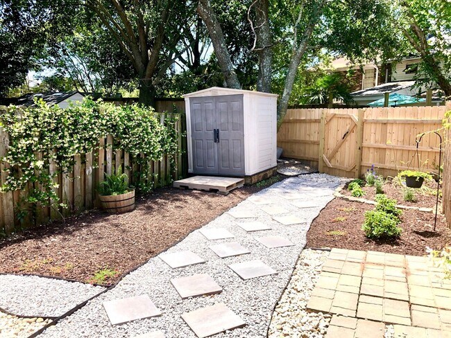 Building Photo - Available 11/1. Beautifully Remodeled Town...