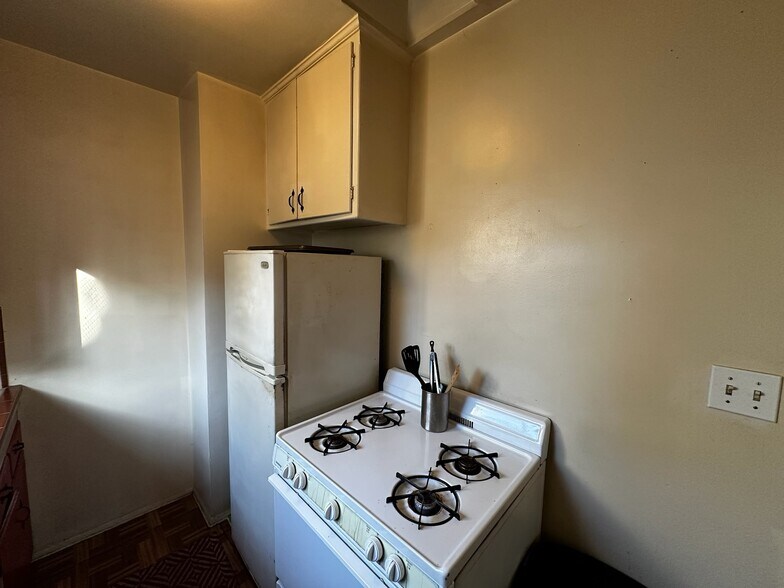 Refrigerator and stove - 309 N Hollywood Way