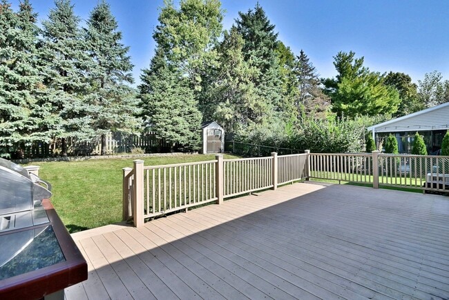 Building Photo - 714 N Lakeside Dr