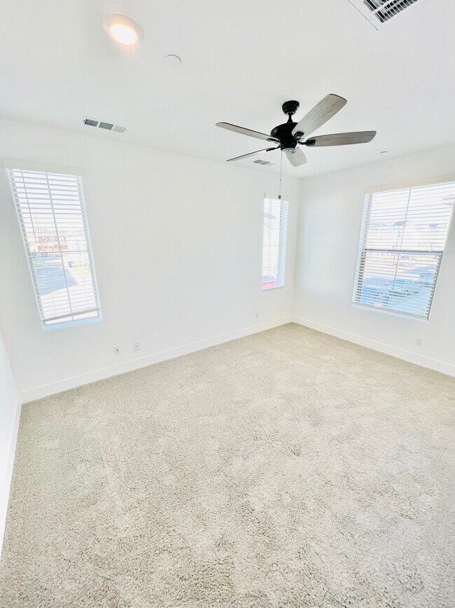 Building Photo - 2821 E Tamarind Dr