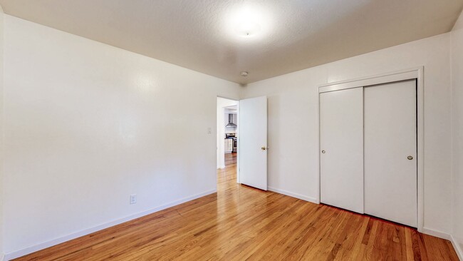 Building Photo - Delightful 2 Bedroom 1 Bath Unit with 1 Car Garage