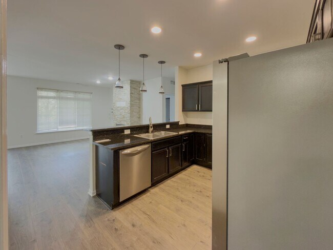 Building Photo - Beautiful Ranch 2 bed/2 bath Condominium