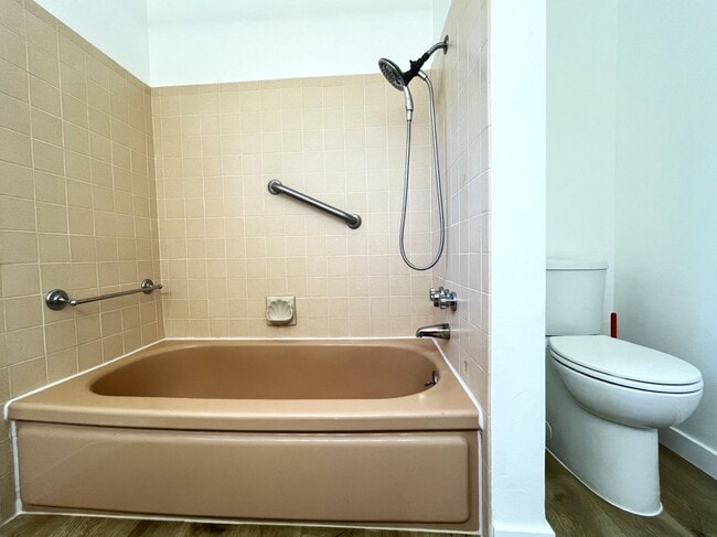 Building Photo - 3 bed, 2 bath located in Riverside!