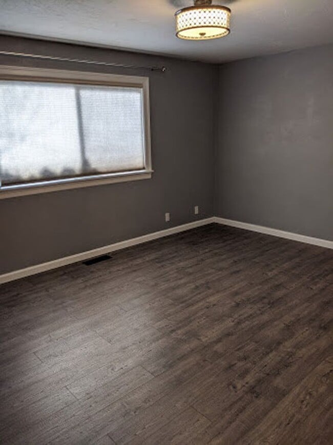 Building Photo - Updated 3-Bedroom, 2.5-Bath Home ~ Solid S...