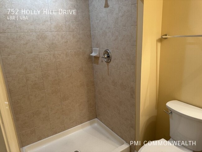 Building Photo - 752 Holly Hill Dr