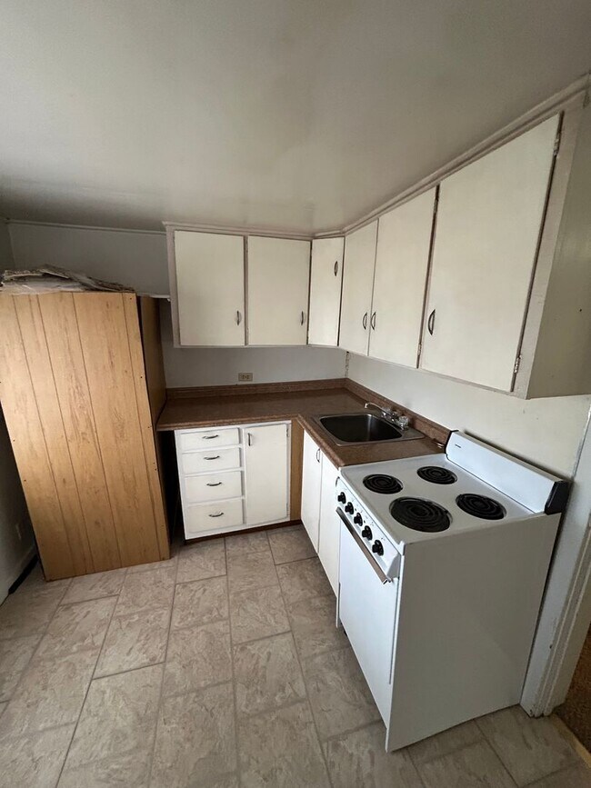 Building Photo - 738 9th Ave W