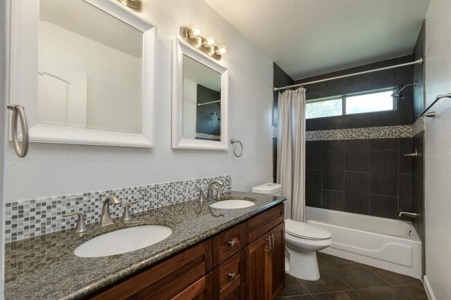 Building Photo - 5208 Walnut Grove Ct