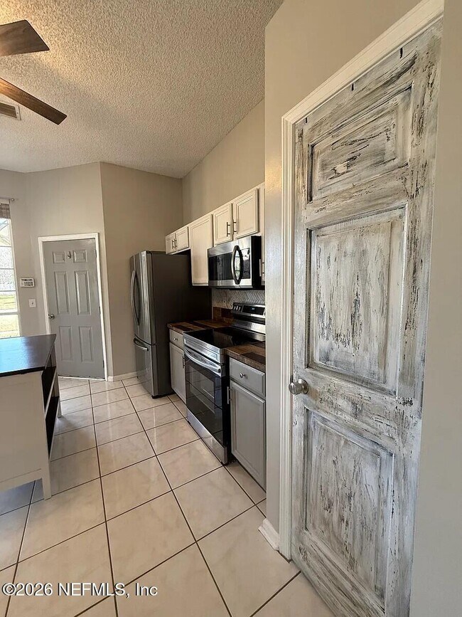 Building Photo - 913 Mackinaw Trail