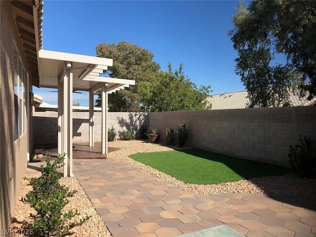 Building Photo - 198 Crown Imperial St
