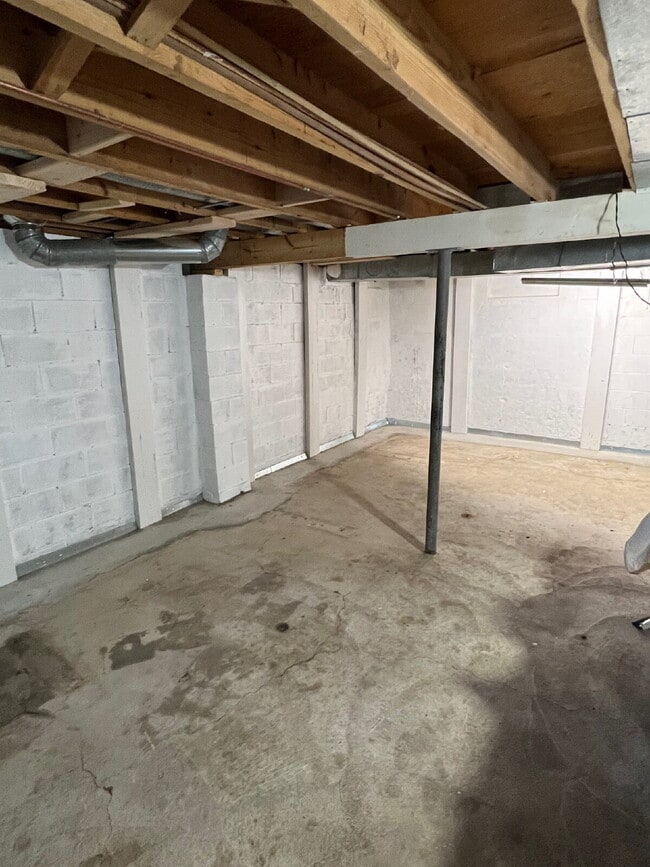 Building Photo - 3 Bedroom Duplex on South Side of Des Moines Available!