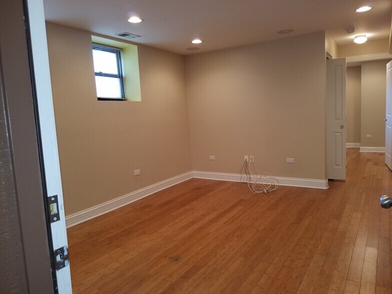 Building Photo - 1702 W Summerdale Ave