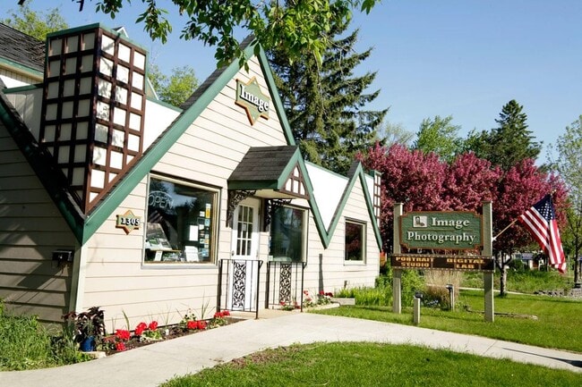 Building Photo - 1305 Bemidji Ave N