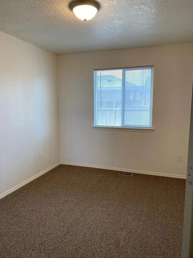 Building Photo - Beautiful 2 Bedroom 1 Bath Townhome with garage in Nampa!