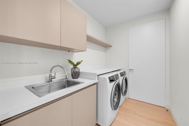 Building Photo - 1011 W 48th St