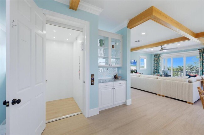 Building Photo - 115 Aqua Ln