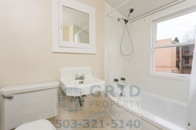 Building Photo - GPM569 - SE Caruthers St (T2)