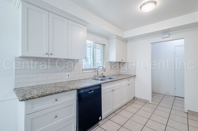 Building Photo - 3 Bedroom, 2 Bath Home Near Bakersfield Co...