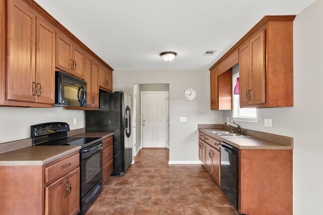 Building Photo - Cozy 3 Bed 2 Bath Home Available Now thru July 2026!