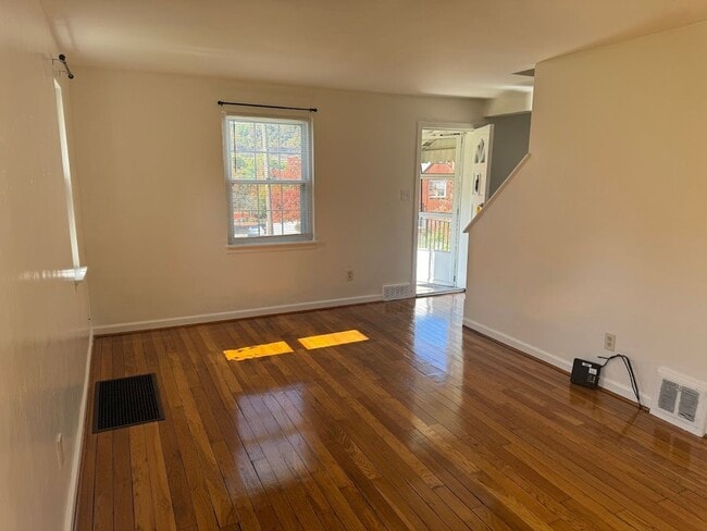 Building Photo - Completely Updated, Open , Quiet House in Oakmont!
