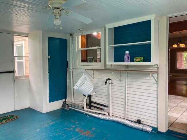 Building Photo - 1123 S Lewis Pl
