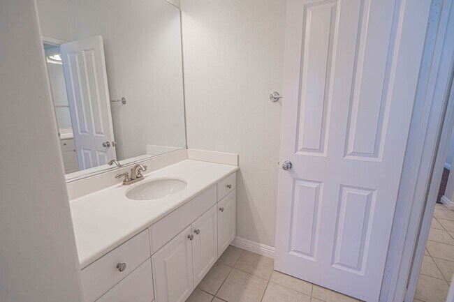 Building Photo - Spacious 4-Bedroom Pool Home in Saugus wit...