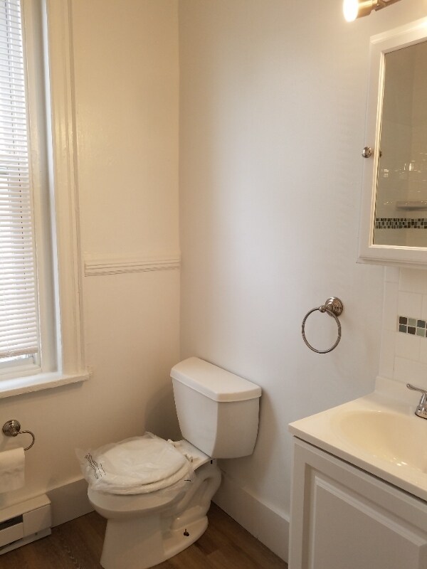 Building Photo - 431 E Walnut Ln