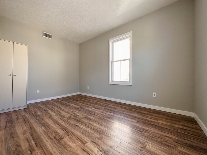 Building Photo - 19 Thompson St