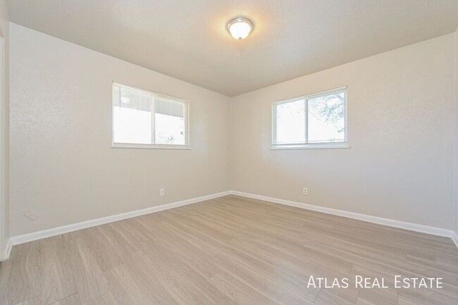 Building Photo - Nice 3 Bedroom ready for you to move in! W...