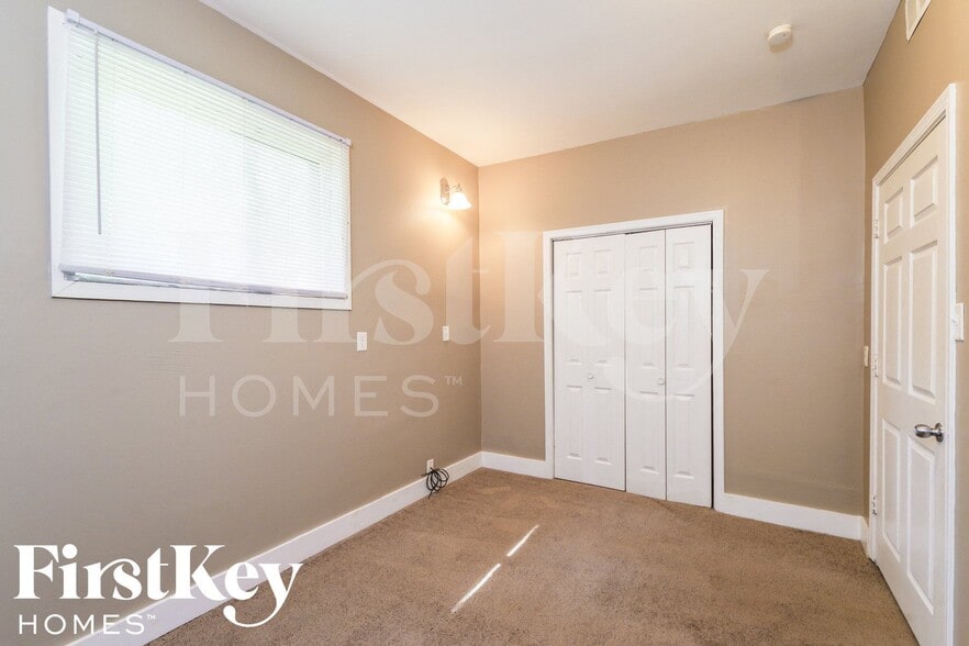 Building Photo - 3880 W Smith Valley Rd