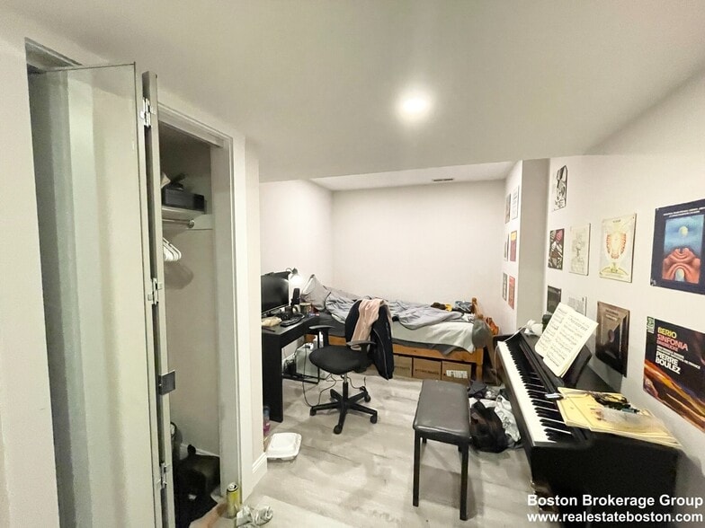 Building Photo - 27 Iroquois St