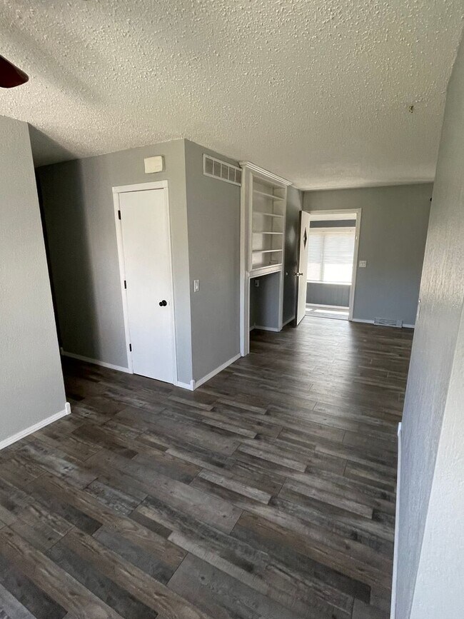 Building Photo - ~ APPLICATIONS PENDING ~ 4 bedroom, 2 bath...