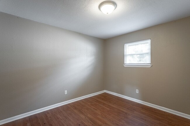 Building Photo - Charming home now available for rent in Ch...